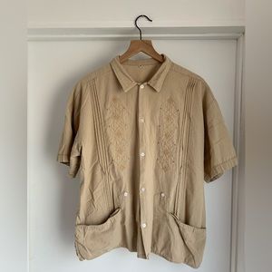 Casual Mexican traditional shirt with front pockets. Size L/XL.